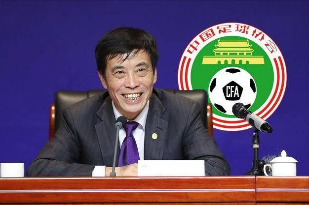 徐云行由于云锦而结识了织锦姑娘荷叶（张璇饰），两人产生了不应有的豪情，这一样是一出时期悲剧，但云锦的斑斓为这段恋爱增加了一抹亮色。