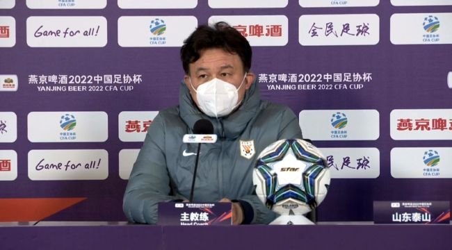 约翰·戈蒂正在和几个人打牌，他那银灰色的大背头简直与他的丝绸西装一样油滑闪亮，润泽光鲜。